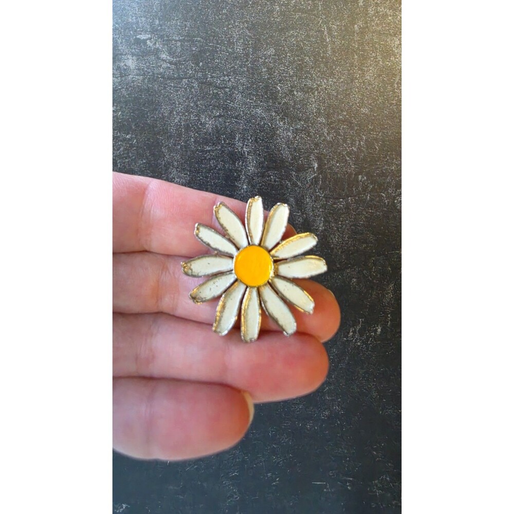 Daisy Enamel Gold Tone Metal Brooch Vintage READ Description